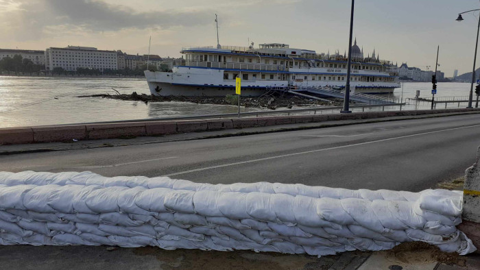 Vízügy: a tetőzés után is 24 órás munkára van szükség a fakadóvizek, buzgárok miatt