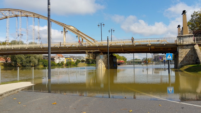 Győr: már autós gondok is vannak, a környező településeken nyugalom van - képgaléria