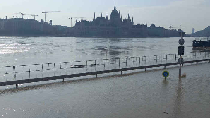 Az árvízi védekezés hírei a budapesti tetőzés előtt - percről percre