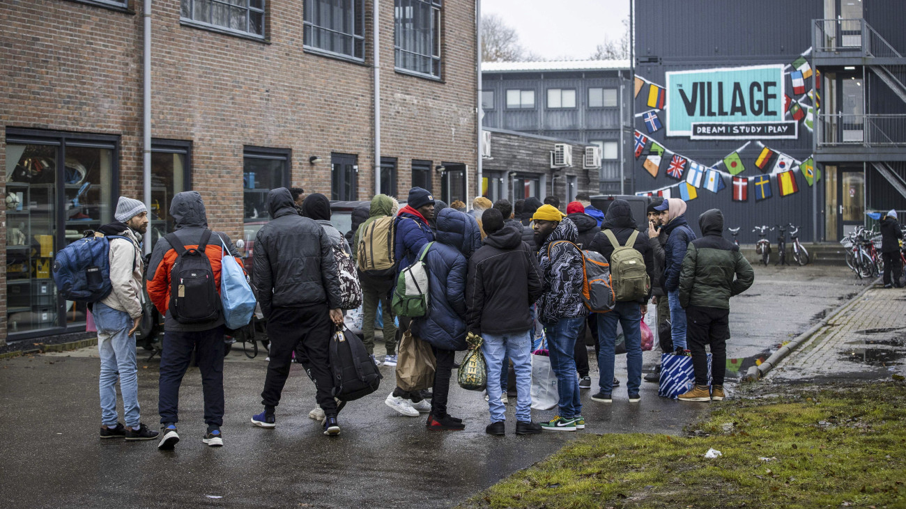 A hollandiai Ter Apelben lévő menekültügyi regisztrációs központ túlzsúfoltsága miatt Groningenbe szállított menedékkérők érkeznek a The Village diákotthonban kialakított, 80-100 fő befogadására alkalmas krízismenhelyre 2023. december 8-án. A Szíriából, Eritreából, Szomáliából, Iránból, Irakból és Jemenből érkezett migránsok várhatóan körülbelül három hónapig maradnak a menhelyen, majd menedékközpontokban kapnak elhelyezést.