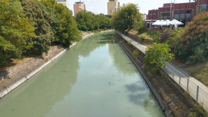 Vizet eresztenek le a Balatonnál