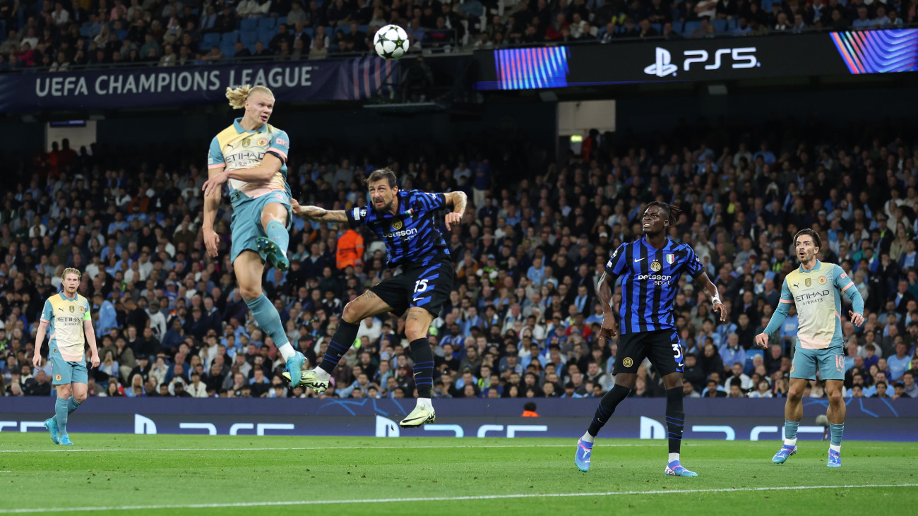 MANCHESTER, ENGLAND - SEPTEMBER 18: Erling Haaland of Manchester City heads the ball under pressure from  during the UEFA Champions League 2024/25 League Phase MD1 match between Manchester City and FC Internazionale Milano at City of Manchester Stadium on September 18, 2024 in Manchester, England. (Photo by Carl Recine/Getty Images)