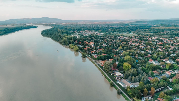 Így önti el a víz a régi 2-es utat - videó