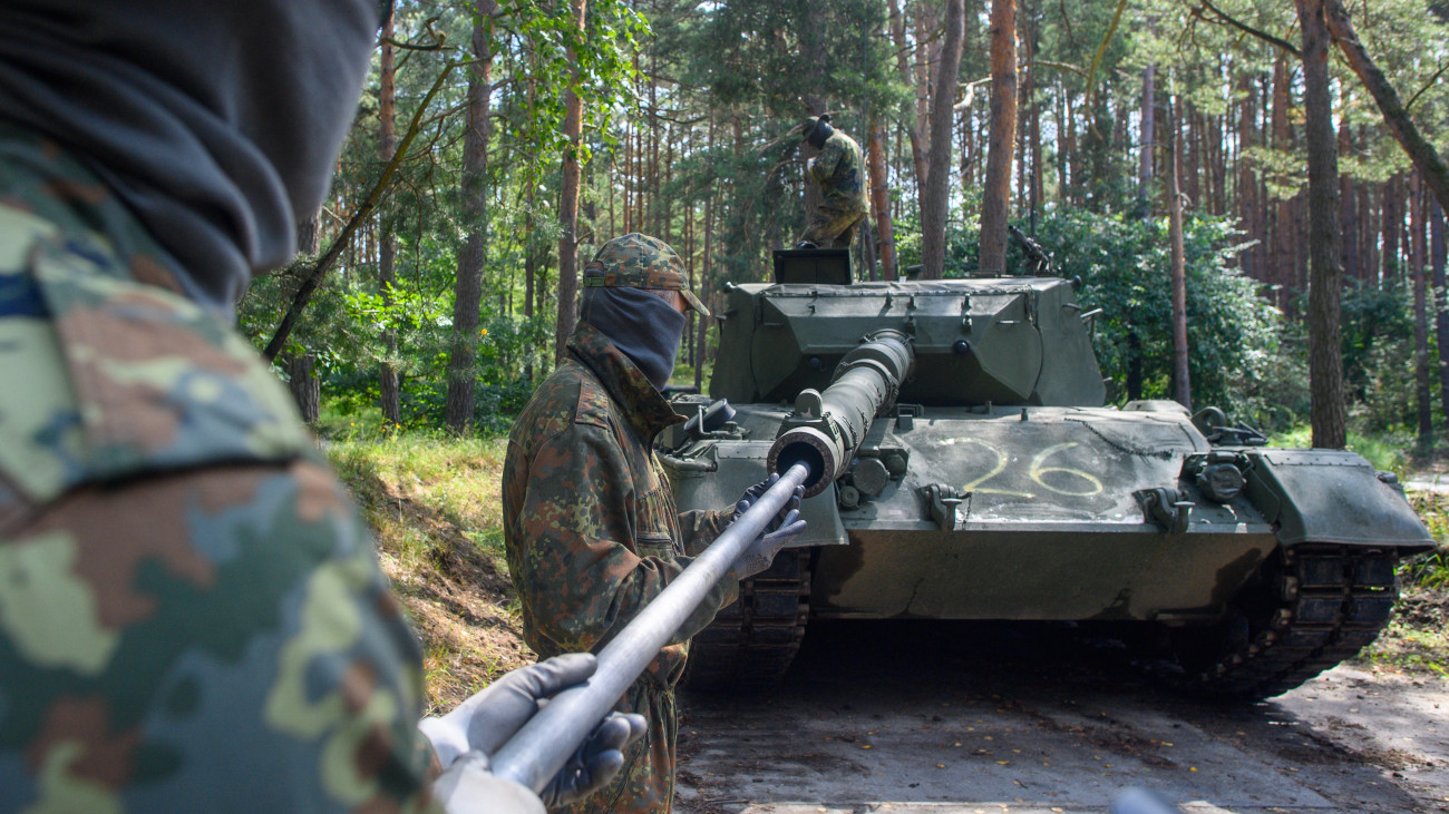 17 August 2023, Saxony-Anhalt, Klietz: Ukrainian soldiers clean the gun barrel of a Leopard 1 A5 main battle tank with a barrel wiper at the Klietz training area. The Special Training Command is training Ukrainian soldiers in the operation and maintenance of the Leopard 1 A5 main battle tank at the Hub North of the European Union Military Assistance Mission in support of Ukraine (EUMAM UA). The training is provided by soldiers from Germany, the Netherlands and Denmark as well as industry experts. Photo: Klaus-Dietmar Gabbert/dpa (Photo by Klaus-Dietmar Gabbert/picture alliance via Getty Images)