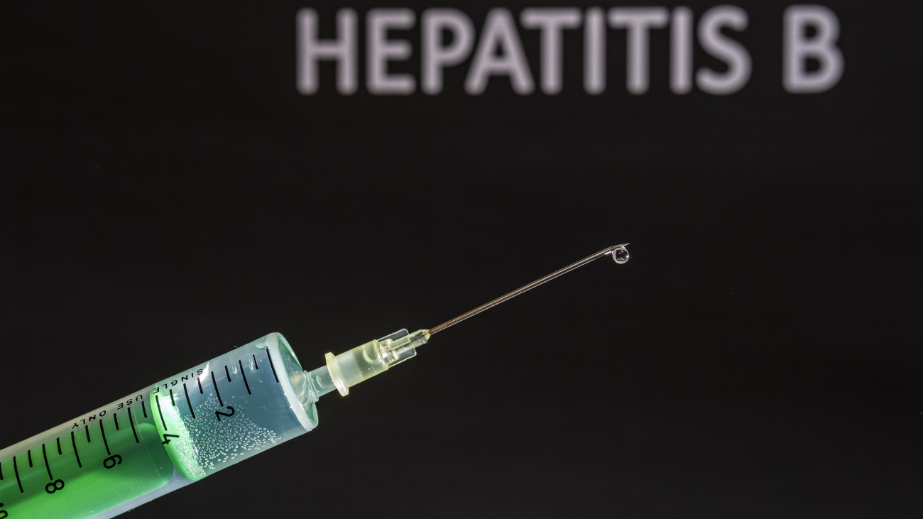 GERMANY - 2020/05/23: This photo illustration shows a disposable syringe with hypodermic needle, HEPATITIS B written on a black board behind. (Photo Illustration by Frank Bienewald/LightRocket via Getty Images)