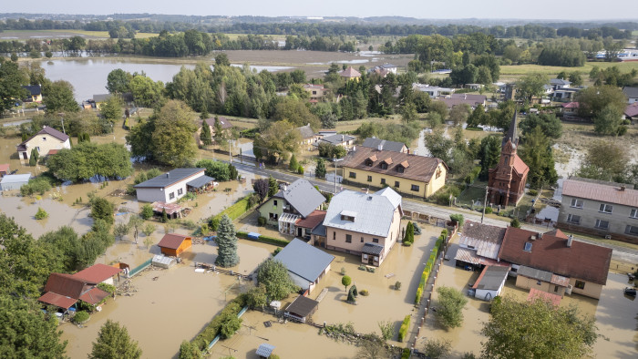 Lélegzet-visszafojtva a szlovákok – a csehek már a romokat takarítják