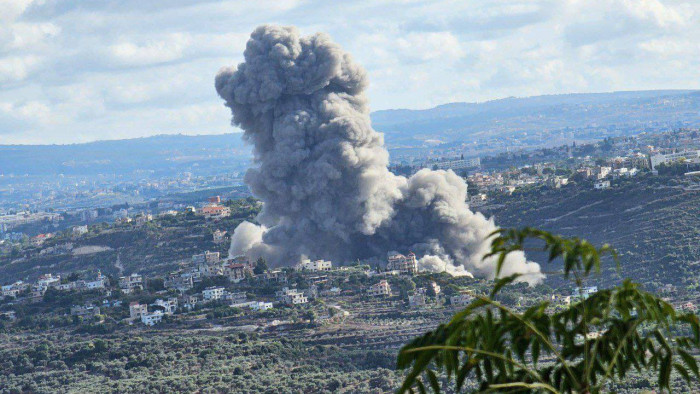 Izrael hevesen támadja a Hezbollah libanoni állásait