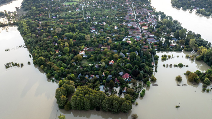 Kisoroszi még mindig nem szabadult ki a víz fogságából, mentőhelikoptert is be kellett vetni