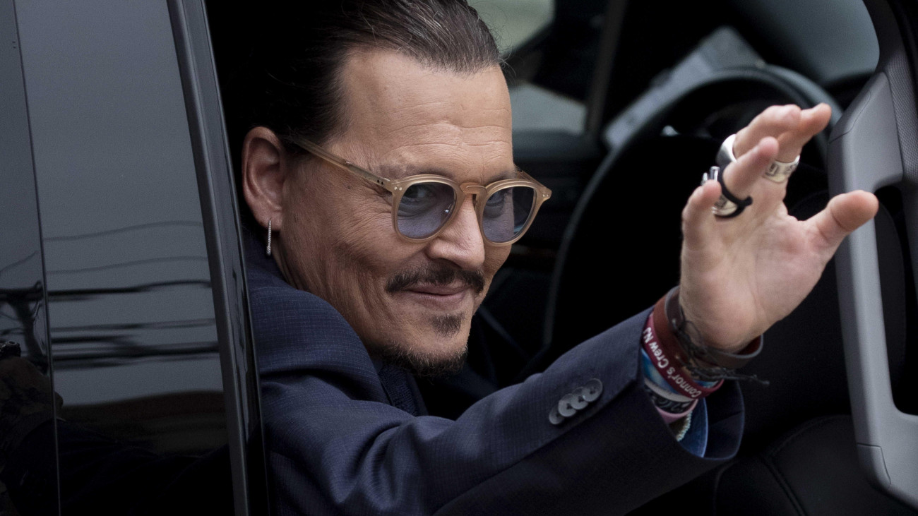 Egyesült Államok, Fairfax, 2022. május 27. Johnny Depp amerikai színész távozik a virginiai Fairfax megyei bíróságáról a volt felesége, Amber Heard amerikai színésznő ellen indított rágalmazási perének utolsó tárgyalási napján, 2022. május 27-én. A meghallgatások végeztével az esküdtszék hoz döntést az ügyben. Depp 50 millió dollár kártérítést követel korábbi feleségétől, aki egy 2018-as véleménycikkben családon belüli bántalmazások túlélőjének nevezte magát. A per április 11-én vette kezdetét.