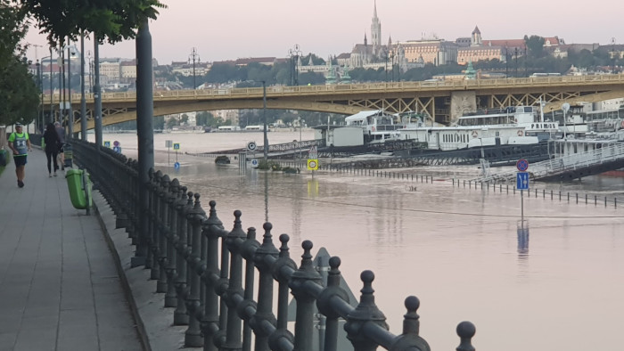 Már több mint egy métert apadt a Duna Budapesten, gyorsul a folyamat