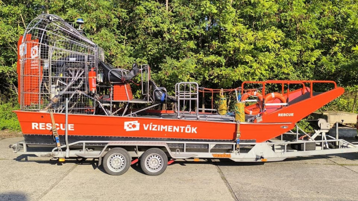 Különleges jármű jelent meg a Balatonon, lehet ámulni rajta - videó