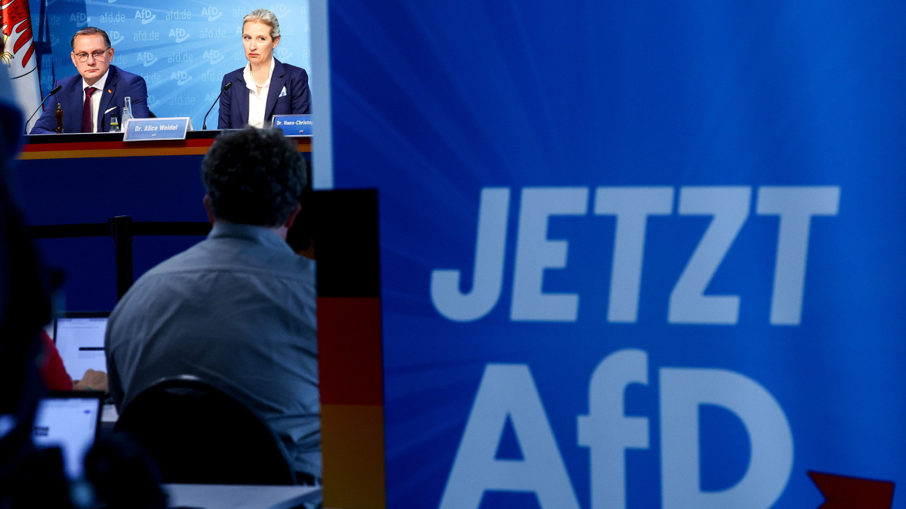 Tino Chrupalla (b) és Alice Weidel, a jobboldali Alternatíva Németországnak (AfD) párt társelnökei sajtóértekezletet tartanak a párt berlini székházában 2024. szeptember 23-án, két nappal a brandenburgi választások után. A voksoláson az AfD szoros versenyben, 29,2 százalékkal a második helyen végzett a német Szociáldemokrata Párt (SDP) mögött, amely a szavazatok 30,9 százalékát szerezte meg.