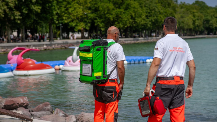 Brutális munkában a mentők a Balatonnál