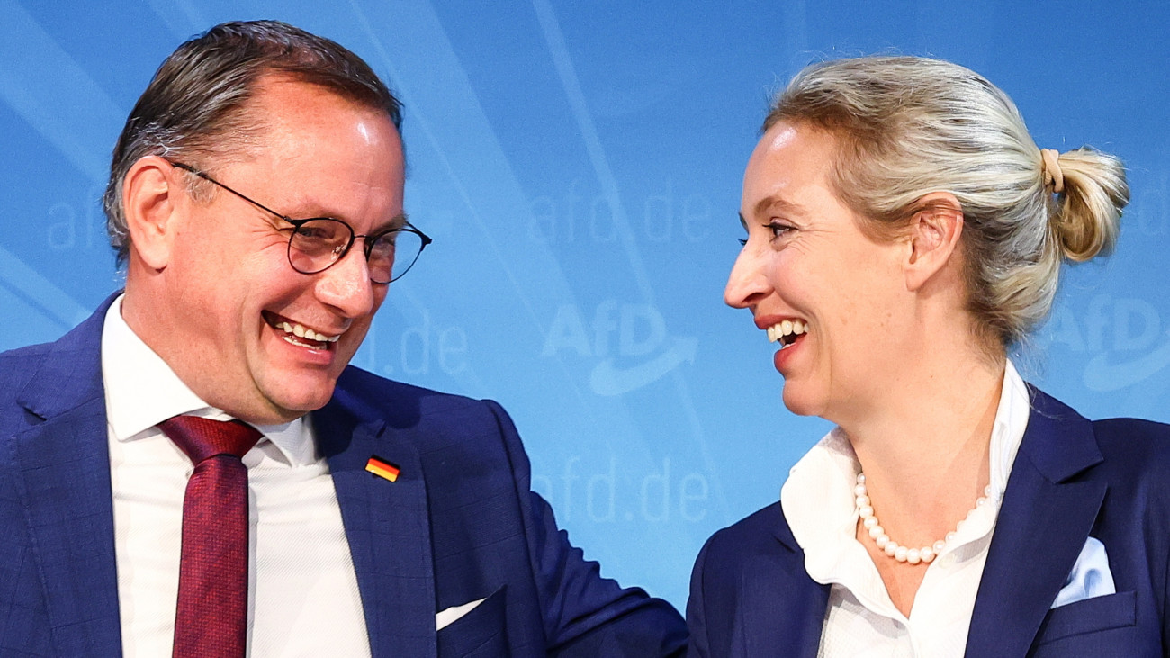 Tino Chrupalla (b) és Alice Weidel, a jobboldali Alternatíva Németországnak (AfD) párt társelnökei sajtóértekezletet tartanak a párt berlini székházában 2024. szeptember 23-án, két nappal a brandenburgi választások után. A voksoláson az AfD szoros versenyben, 29,2 százalékkal a második helyen végzett a német Szociáldemokrata Párt (SDP) mögött, amely a szavazatok 30,9 százalékát szerezte meg.