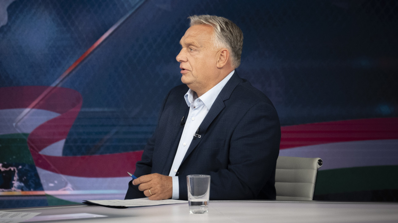 A Miniszterelnöki Sajtóiroda által közreadott képen Orbán Viktor miniszterelnök interjút ad az árvíz elleni védekezésről a TV2 Tények című műsorának Budapesten 2024. szeptember 24-én.