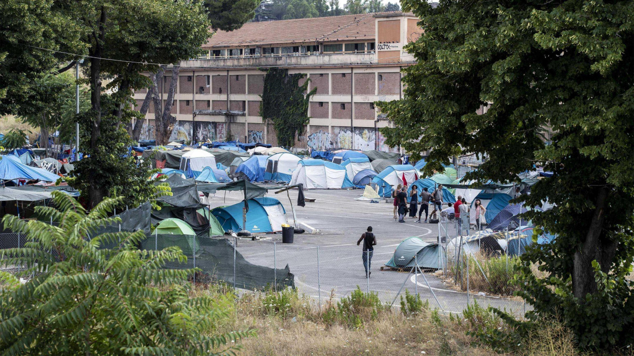 Olaszország, RÓMA, 2018. július 12.Migránsok sátortábora a római Tiburtina vasútállomás közelében 2018. július 12-én. A Baobab Experience elnevezésű civil szervezet aktivistái által rendelkezésre bocsátott kétszáz sátrat mintegy háromszáz bevándorló használja. MTI/EPA/Massimo Percossi