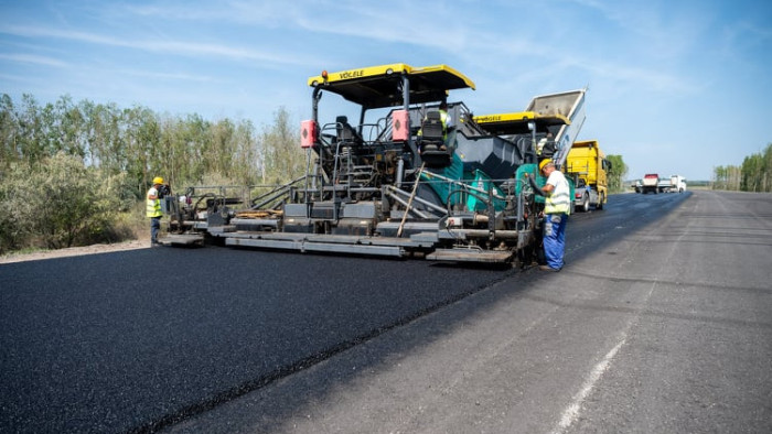 Már a legfelső aszfaltréteget rakják az M44-es zárószakaszán