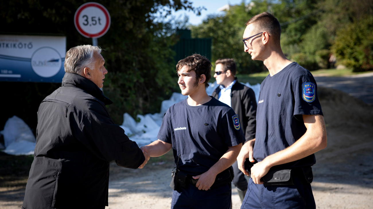 A Miniszterelnöki Sajtóiroda által közreadott képen Orbán Viktor miniszterelnök (b) polgárőrök társaságában Kisapostagon, ahol az árvízvédelmi munkát ellenőrzi 2024. szeptember 22-én.