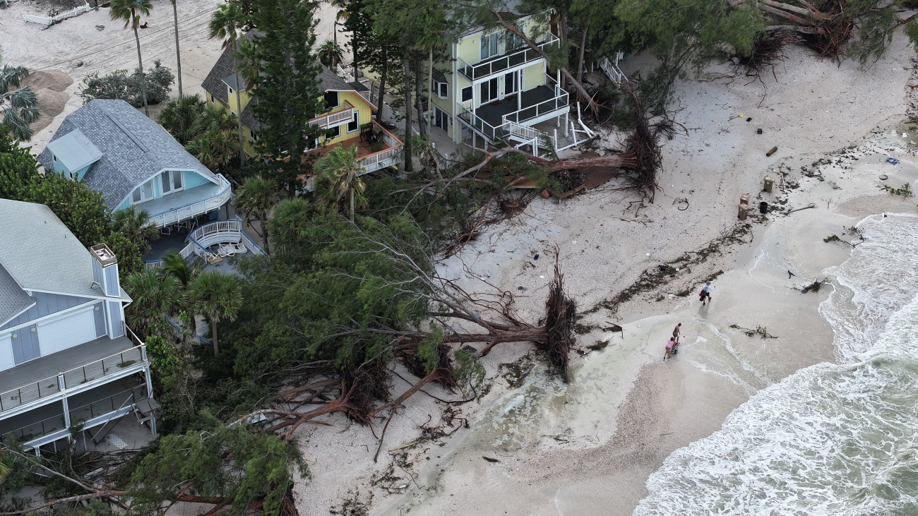 TREASURE ISLAND, FLORIDA - SEPTEMBER 28: In this aerial view, fallen trees and debris line the beach after Hurricane Helene hit the area with high surge waters as it passed offshore on September 28, 2024 in Treasure Island, Florida. Hurricane Helene made landfall Thursday night in Floridas Big Bend with winds up to 140 mph and storm surges that killed at least 42 people in several states. (Photo by Joe Raedle/Getty Images)