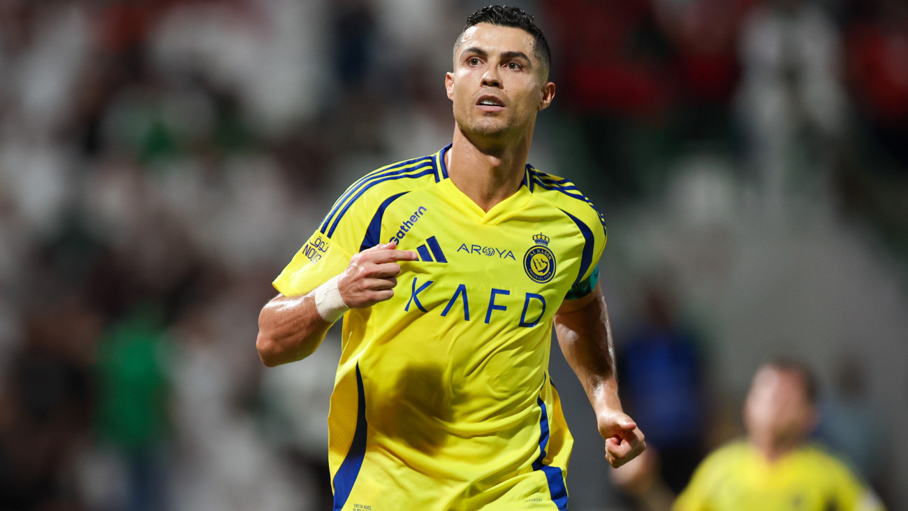 DAMMAM, SAUDI ARABIA - SEPTEMBER 20: Cristiano Ronaldo of Al Nassr celebrates after scoring the 1st goal during the Saudi Pro League match between Al Ettifaq and Al Nassr at Al Ettifaq Stadium on September 20, 2024 in Ad Dammam, Saudi Arabia.  (Photo by Yasser Bakhsh/Getty Images)