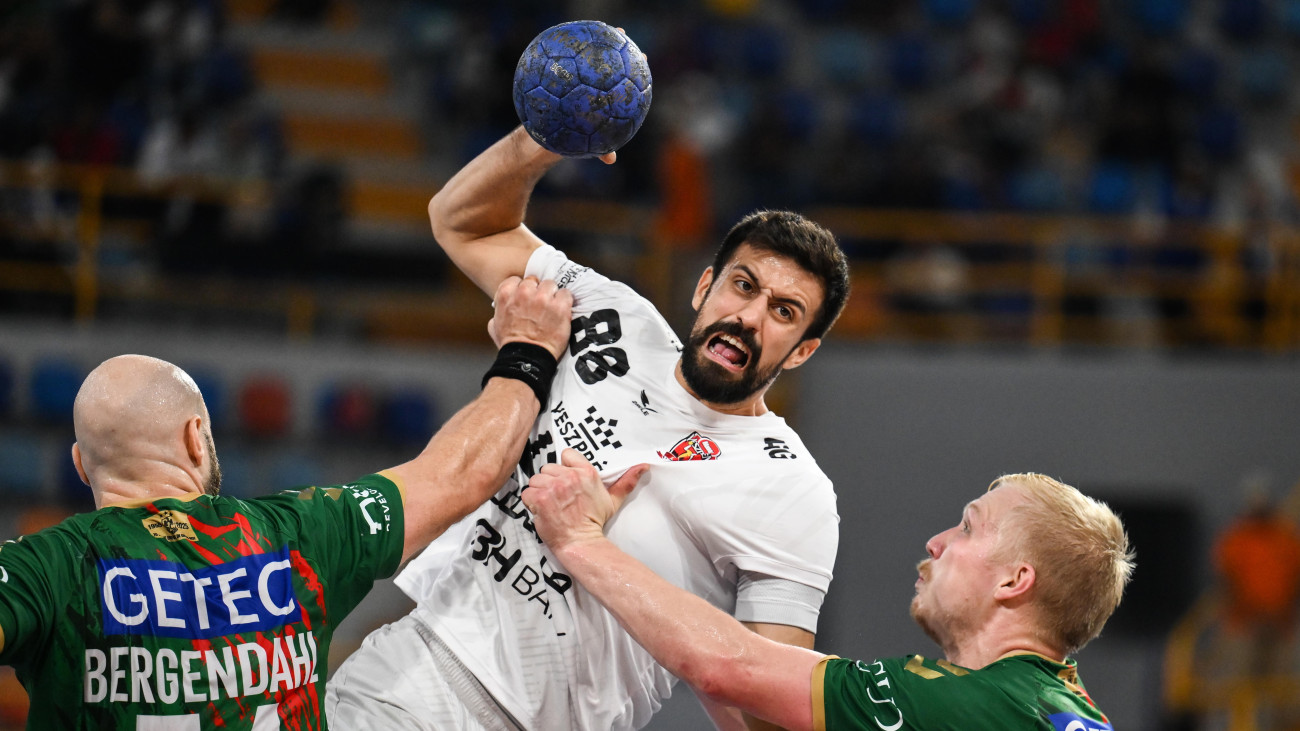 Nedim Remili, a Veszprém (k) és Magnus Saugstrup, az SC Magdeburg játékosa (j) a férfi kézilabda klubvilágbajnokság döntőjében játszott Veszprém HC-SC Magdeburg mérkőzésen az egyiptomi Új Közigazgatási Fővárosban 2024. október 3-án.