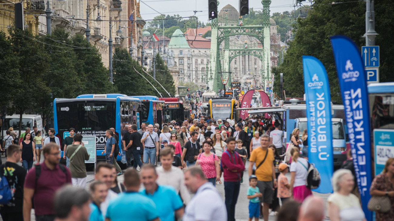 Jön a közlekedési káosz hétvégéje – két hidat és sok utat lezárnak, számos BKK-járat nem közlekedik