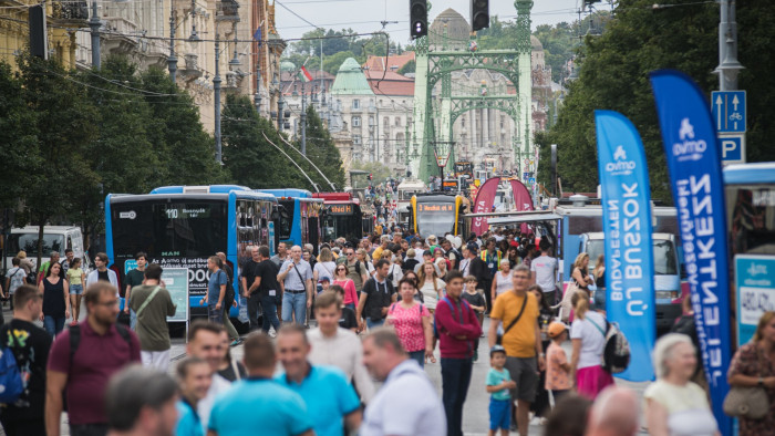 Két hidat és sok utat lezárnak, számos BKK-járat nem közlekedik