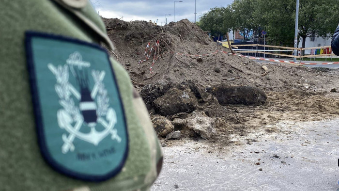 Megkezdték a világháborús bomba hatástalanítását Ferencvárosban – képek