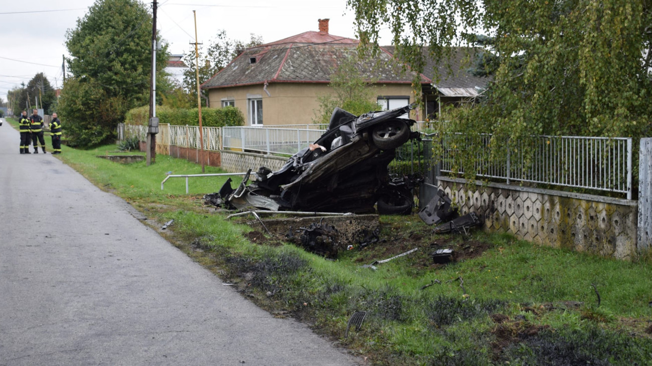 Kész horror, bezuhant egy ház kertjébe a 18 éves autós