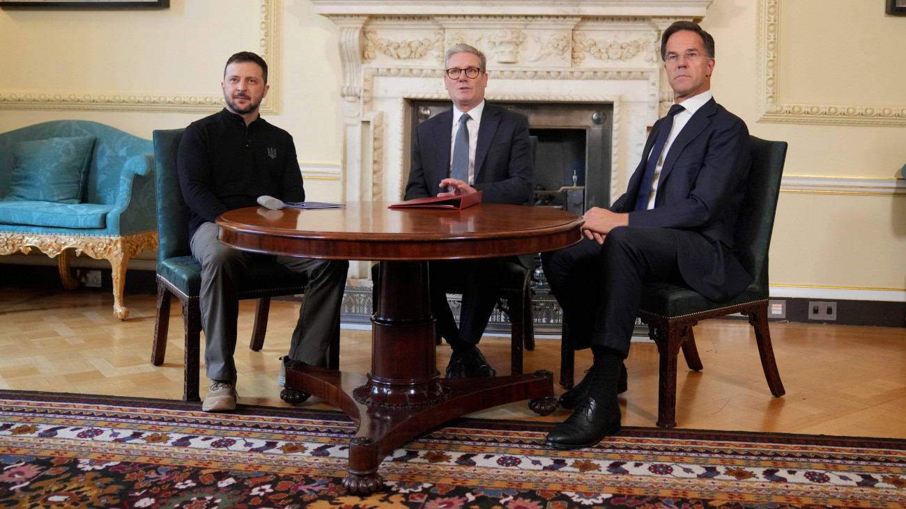 LONDON, ENGLAND - OCTOBER 10: UK Prime Minister Keir Starmer, (centre), NATO Secretary General Mark Rutte, (right), and Ukrainian President Volodymyr Zelenskyy (left) meet inside 10 Downing Street on October 10, 2024 in London, England. The Ukrainian President Volodymyr Zelensky and new NATO Secretary General Mark Rutte are meeting with British PM Keir Starmer. (Photo by Kin Cheung - WPA Pool/Getty Images)