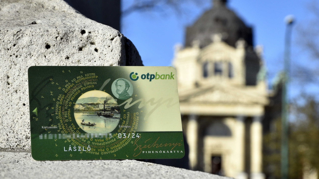 Egy, az OTP Bank által kibocsátott Széchenyi Pihenőkártya, (SZÉP Kártya) egy kártyaformátumú, univerzális, elektronikus utalvány, amelyet a munkavállaló munkáltatójától kaphat béren kívüli juttatásként, a cafeteria keretein belül. A SZÉP Kártyával alapvetően belföldi üdülést, meleg étkezést, különböző egészségügyi, szépségápolási, wellness- és sportszolgáltatásokat, illetve kulturális és szórakozási lehetőségeket lehet kifizetni. Egy kormányrendelet értelmében 2022. február 1-jétől 2022. május 31-ig mindegyik SZÉP-kártya minden alszámlájáról lehet hideg élelmiszert vásárolni. MTVA/Bizományosi: Róka László  *************************** Kedves Felhasználó!