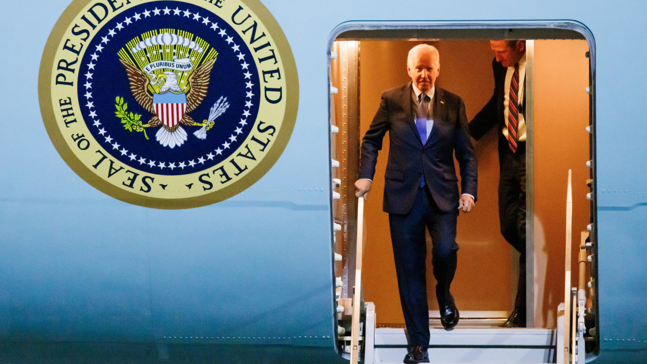 Joe Biden amerikai elnĂśk a Berlin-Brandenburg nemzetkĂśzi repĂźlĹtĂŠren (BER) a nĂŠmet fĹvĂĄros melletti SchĂśnefeldben 2024. oktĂłber 17-ĂŠn. Biden kĂŠtnapos lĂĄtogatĂĄsra ĂŠrkezett NĂŠmetorszĂĄgba.