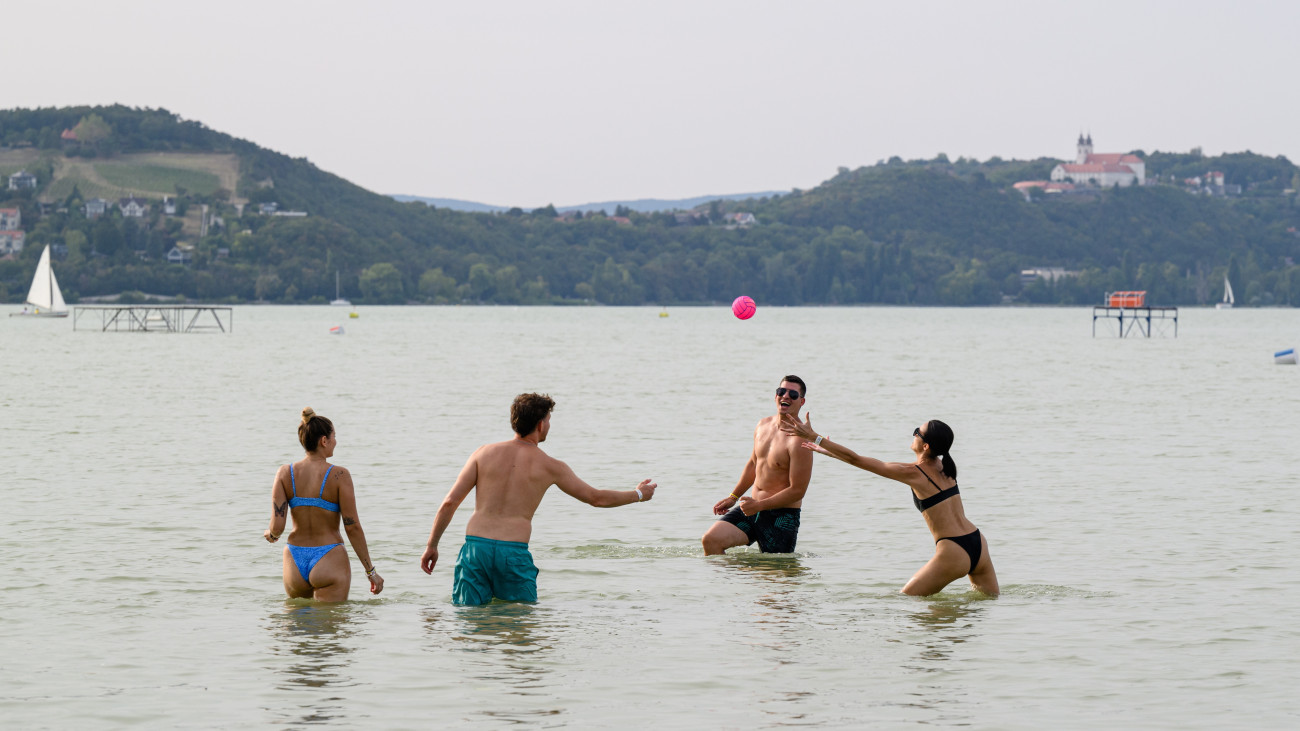 Fesztiválozók a Strand Fesztiválon Zamárdiban 2024. augusztus 22-én. A fesztivált augusztus 22. és 24. között rendezik meg a Balaton-parti településen.