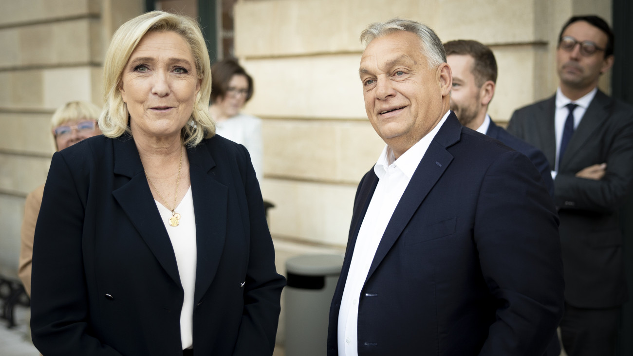 A Miniszterelnöki Sajtóiroda által közreadott képen Orbán Viktor miniszterelnök, a Fidesz elnöke és Marine Le Pen, a Nemzeti Tömörülés frakcióvezetője párizsi találkozójukon a francia Nemzetgyűlés épületében 2024. október 22-én.