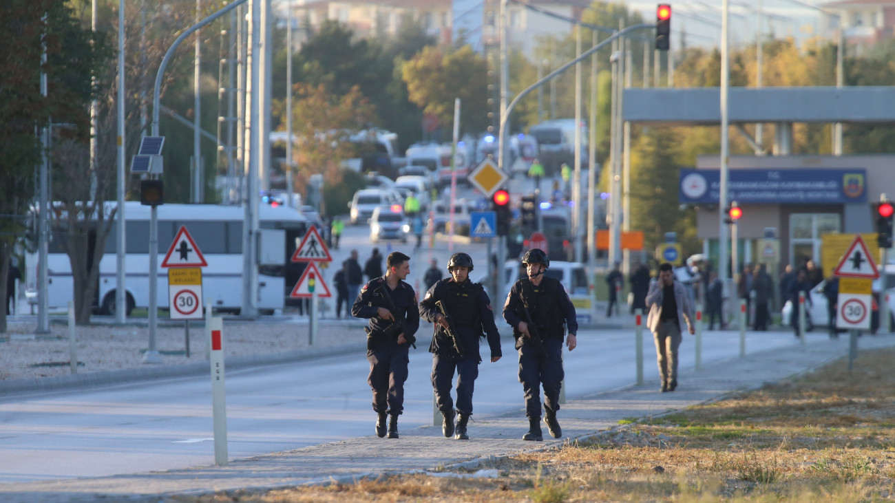 Rendőrök biztosítják a TUSAS török repülőgépgyártó vállalat székhelyénél elkövetett terrortámadás helyszínét Ankara külvárosában 2024. október 23-án. A támadás során működésbe hoztak egy robbanószerkezetet, majd tüzet nyitottak az épületnél. A merényletben legkevesebb három ember meghalt és tizennégyen megsebesültek.