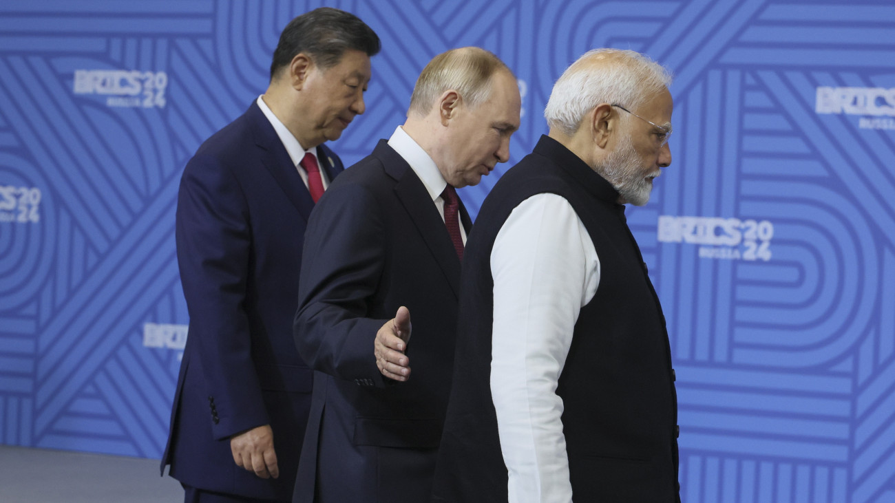 Narendra Modi indiai miniszterelnök, Vlagyimir Putyin orosz államfő és Hszi Csin-ping kínai elnök (j-b) a BRICS-országok csúcsértekezletén Kazanyban 2024. október 23-án. A Brazíliát, Oroszországot, Dél-Afrikát, Indiát, Kínát, Egyiptomot, Iránt, Etiópiát és az Egyesült Arab Emírségeket tömörítő BRICS-csoport háromnapos csúcstalálkozója előző nap kezdődött az oroszországi városban.