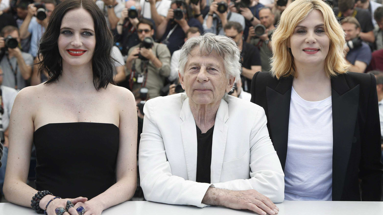 Cannes, 2017. május 27.Eva Green francia színésznő, Roman Polanski lengyel rendező és Emmanuelle Seigner francia színésznő (b-j) a Daprés Une Histoire Vraie című filmjük bemutatója alkalmából tartott fotózáson a 70. Cannes-i Nemzetközi Filmfesztiválon 2017. május 27-én. Az alkotás szerepel a május 28-ig tartó filmes seregszemle versenyprogramjában (MTI/EPA/Guillaume Horcajuelo).