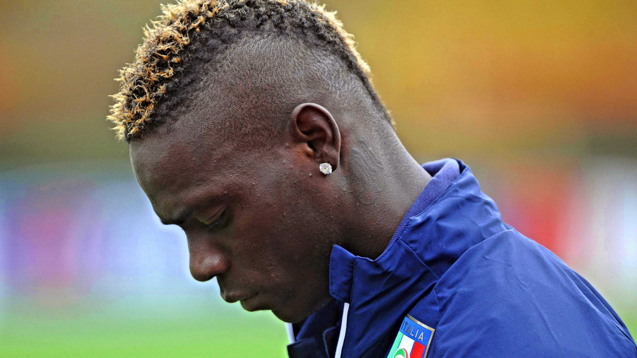 Firenze, 2014. november 13.Mario Balotelli, az olasz labdarúgó-válogatott csatára a csapat edzésén Firenzében 2014. november 13-án. Olaszország Horvátország ellen játszik november 16-án a 2016-os labdarúgó Európa-bajnokság selejtezőjében.  (MTI/EPA/Maurizio Degl Innocenti)