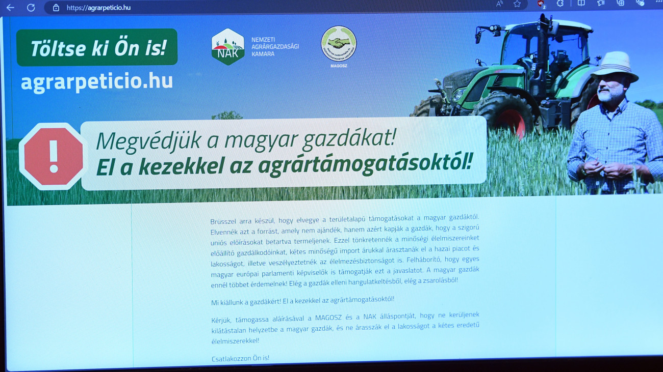 Az online petíció a képernyőn a Megvédjük a magyar gazdákat! El a kezekkel az agrártámogatásoktól! címmel tartott sajtótájékoztatón az Országház sajtótermében 2024. október 29-én.