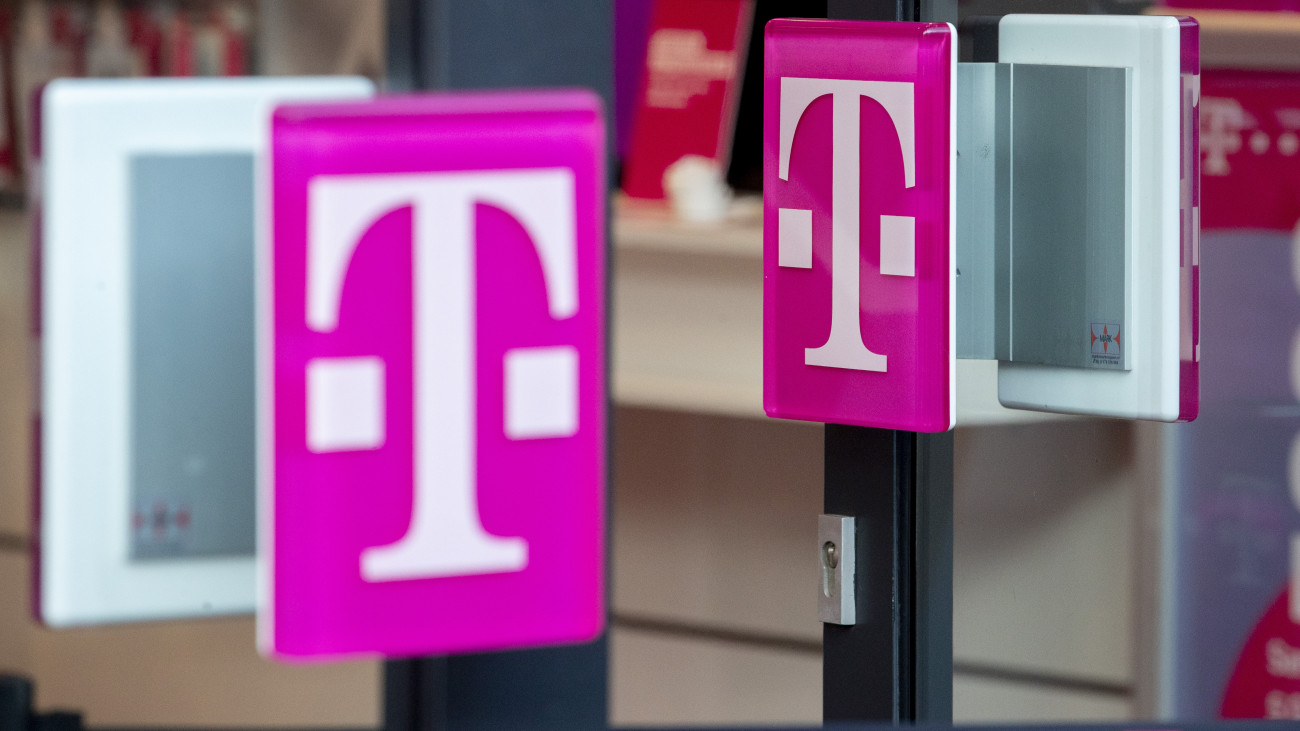 DORDRECHT, NETHERLANDS, JANUARY 13: View of a T-Mobile logo at a storefront on January 13, 2021 in Dordrecht, Netherlands. Newspaper Het Financieele Dagblad (FD) reports that Deutsche Telekom is preparing to sell its daughter company T-Mobile in The Netherlands. (Photo by Niels Wenstedt/BSR Agency/Getty Images)