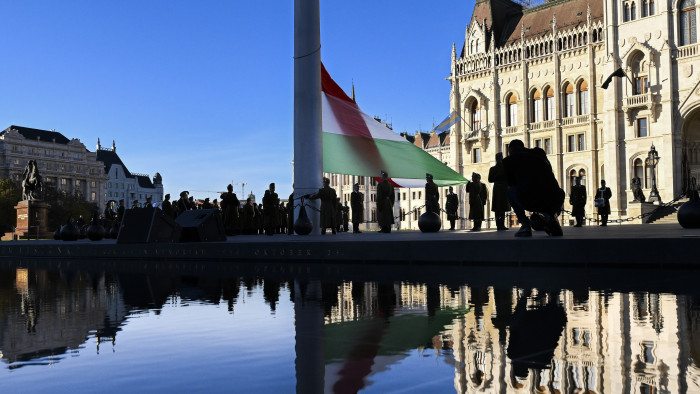 Felvonták, majd félárbócra engedték a nemzeti lobogót az Országház előtt