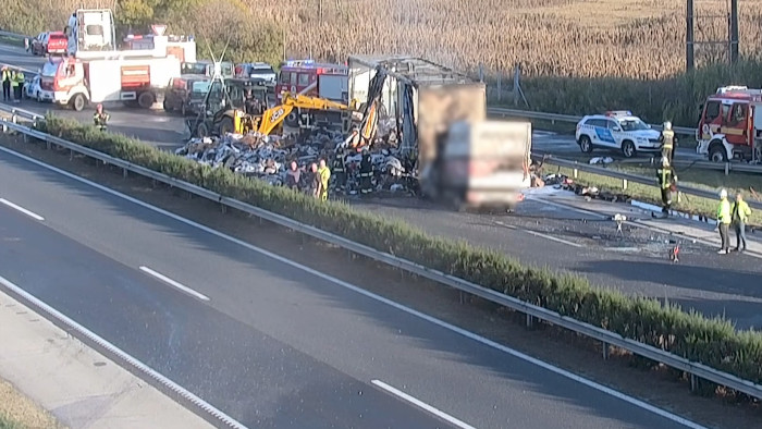 Befeledkezett a nézelődésbe a sofőr, majdnem megismétlődött a tragédia – videó