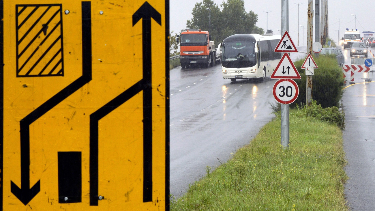 Sávlezárás a Határ út és Illatos út feletti közúti felüljárónál a fővárosi Gyáli úton 2016. augusztus 22-én. Megkezdődött az M5-ös autópálya bevezető szakaszán a Határ út és Illatos út feletti közúti, valamint villamos felüljárók teljes körű felújítása, a munkákkal várhatóan december 31-éig végeznek.