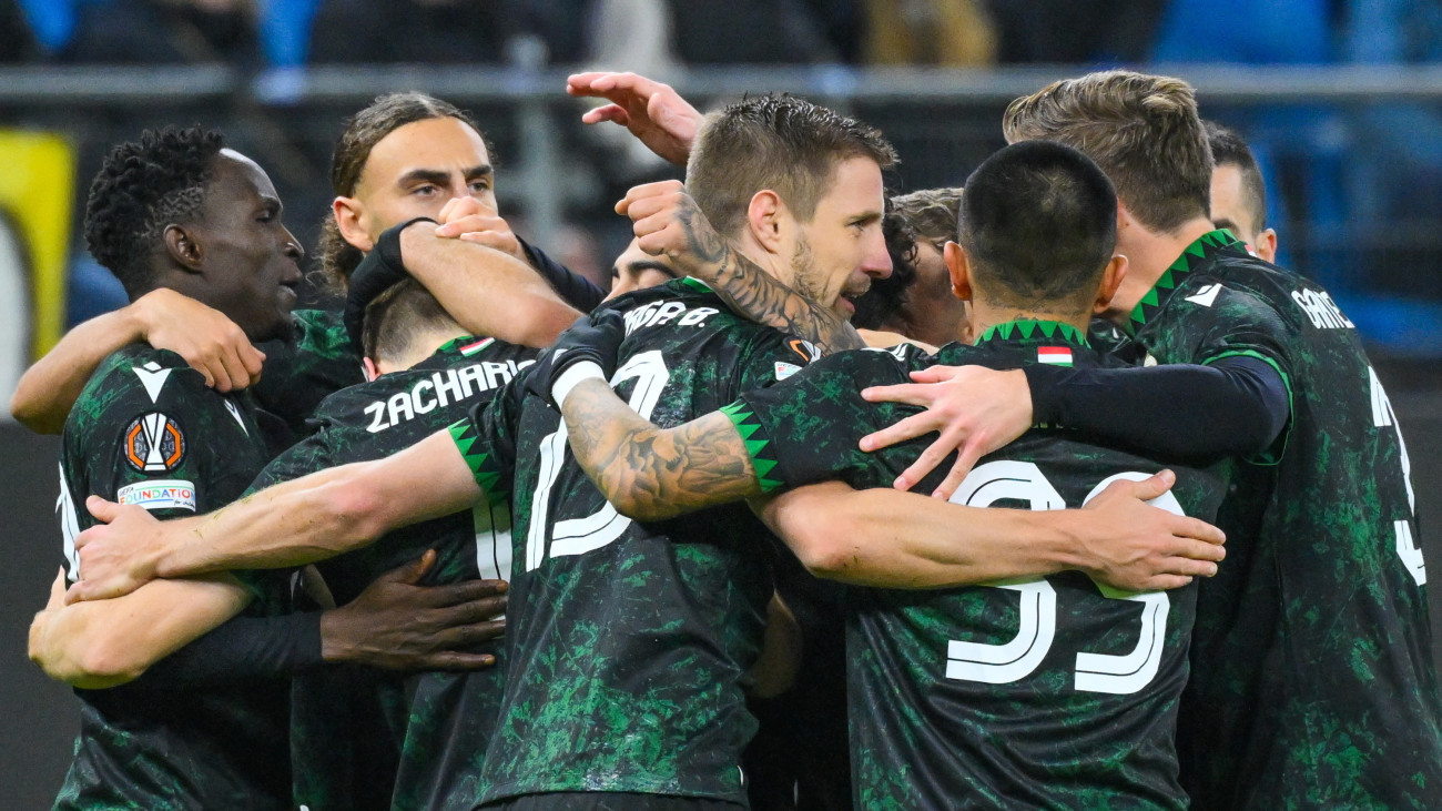 A Ferencváros játékosai ünnepelnek, miután gólt szereztek a labdarúgó Európa-liga alapszakaszának 4. fordulójában játszott Dinamo Kijev - Ferencvárosi TC mérkőzésen a hamburgi Volksparkstadionban 2024. november 7-én.