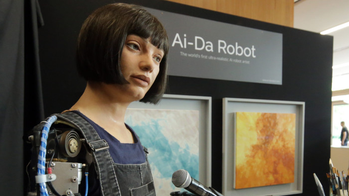 A világon először árvereztek el humanoid robot által készített műalkotást