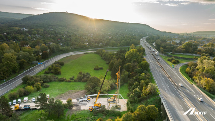 Már zajlik a próbacölöpözés az M1-es autópálya bővítéséhez - képgaléria