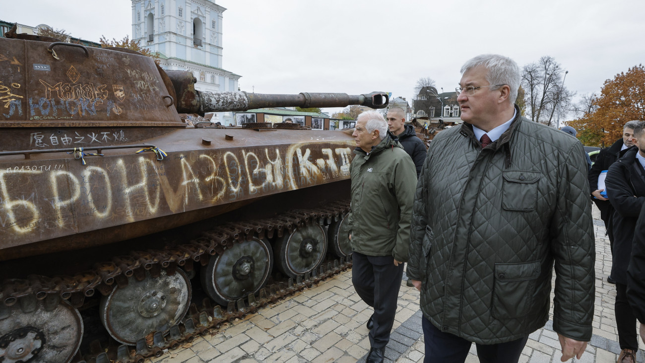 Harcképtelenné tett orosz harckocsikat és páncélozott járműveket néz Josep Borrell, az Európai Unió kül- és biztonságpolitikai főképviselője (k) és Andrij Szibiha ukrán külügyminiszter (j) Kijevben 2024. november 9-én.