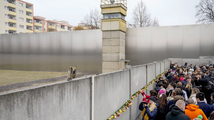 Százezrek ünnepelték a fal lebontásának 35. évfordulóját Berlinben