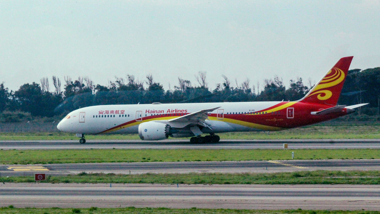 Kényszerleszállást hajt végre a kínai Hainan Airlines légitársaság egyik Boeing 787-9 Dreamliner típusú utasszállító repülőgépe a jobb hajtóművében keletkezett tűz miatt a római Fiumicino repülőtéren kevéssel az után, hogy ugyaninnen felszállt 2024. november 10-én. A Sencsenbe induló gép fedélzetén 249 utas és 16 fős személyzet tartózkodott, személyi sérülés nem történt.