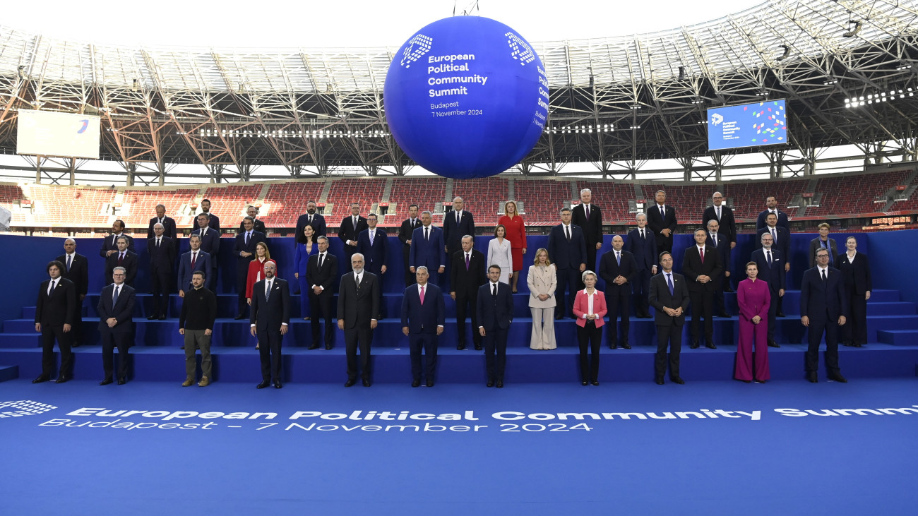 Az EurĂłpai Politikai KĂśzĂśssĂŠg (EPC) budapesti tanĂĄcskozĂĄsĂĄnak rĂŠsztvevĹi a PuskĂĄs ArĂŠnĂĄban 2024. november 7-ĂŠn. KĂśzĂŠpen OrbĂĄn Viktor miniszterelnĂśk, mellette Irakli Kobahidze georgiai miniszterelnĂśk, Keir Starmer brit miniszterelnĂśk, Volodimir Zelenszkij ukrĂĄn elnĂśk, Charles Michel, az EurĂłpai TanĂĄcs elnĂśke, Edi Rama albĂĄn miniszterelnĂśk, Emmanuel Macron francia elnĂśk, Ursula von der Leyen, az EurĂłpai BizottsĂĄg elnĂśke, Mark Rutte NATO-fĹtitkĂĄr, Frederiksen dĂĄn miniszterelnĂśk ĂŠs Aleksandar Vucic szerb elnĂśk (b-j), mĂśgĂśtte jobbra Recep Tayyip Erdogan tĂśrĂśk elnĂśk.